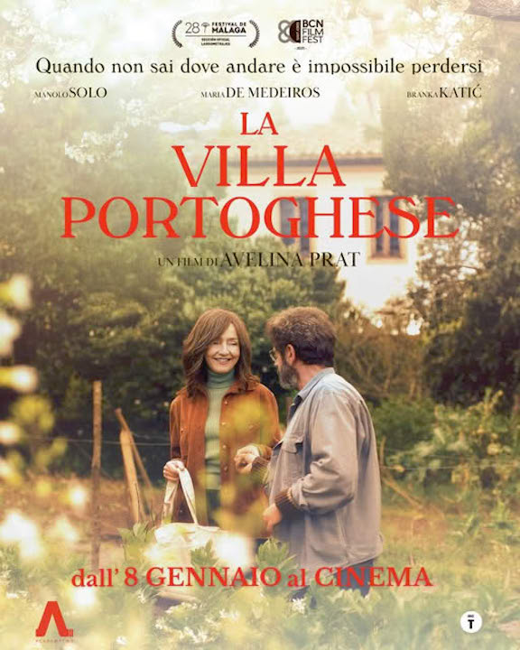locandina del film di Avelina Prat "La villa portoghese" con sfondo di casa e giardino e i due attori protagonisti, un uomo e una donna